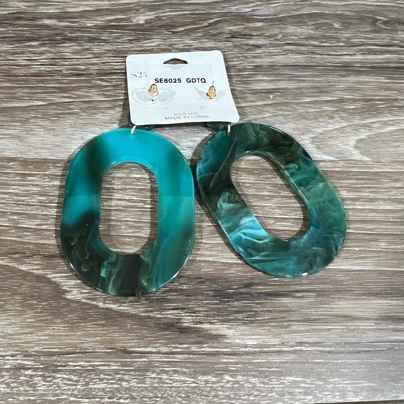 NWT STATEMENT EARRINGS - Picture 2 of 4